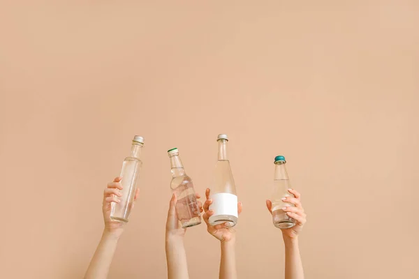 Kobiece Ręce Butelkami Zimnej Wody Beżowym Tle — Zdjęcie stockowe