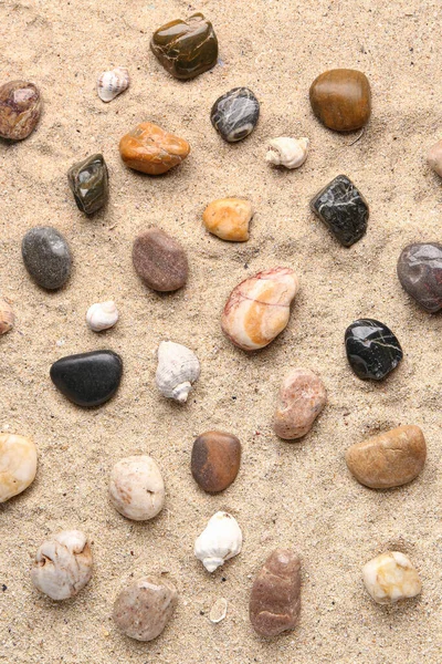 Molte Pietre Ciottoli Sulla Sabbia — Foto Stock