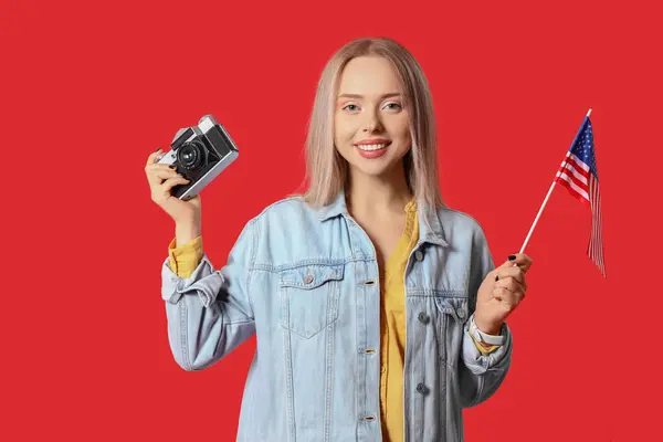 Jonge Vrouw Met Usa Vlag Fotocamera Rode Achtergrond — Stockfoto