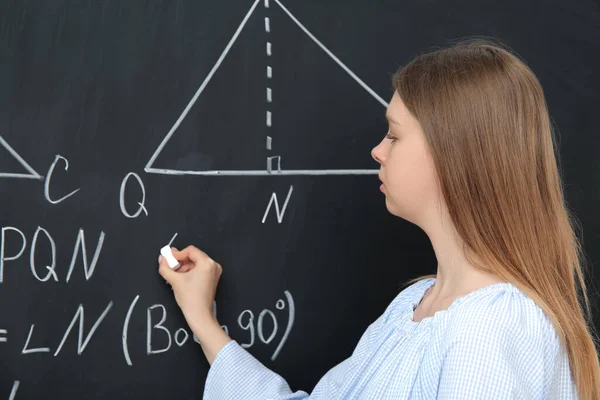 教室でブラックボードを書く若い数学の教師 — ストック写真