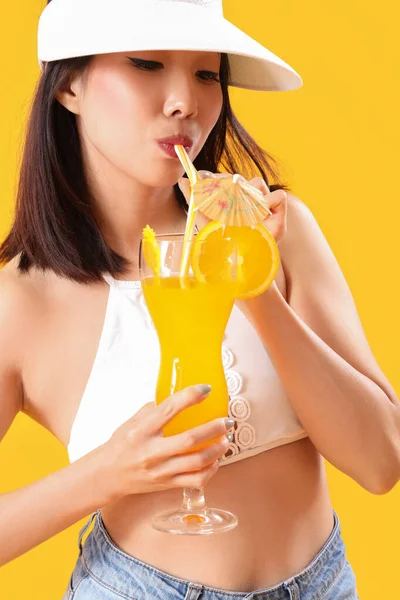 Krásná Asijská Žena Plážovém Oblečení Citrusovým Koktejlem Žlutém Pozadí — Stock fotografie