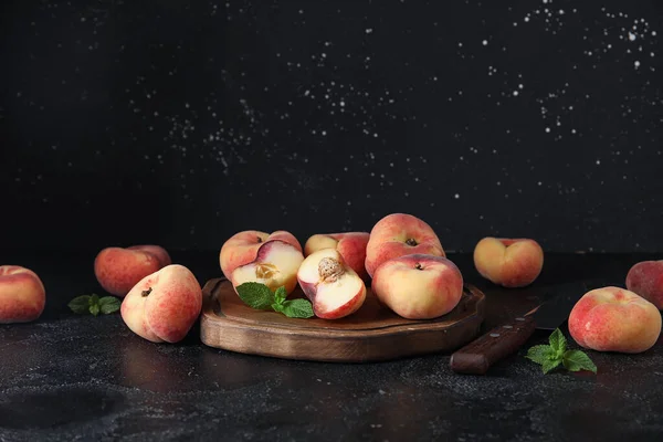 木木板 带有甜无花果桃子和薄荷黑色背景 — 图库照片