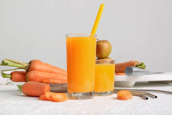 Glasses Fresh Carrot Juice Apple White Background — Stock Photo, Image