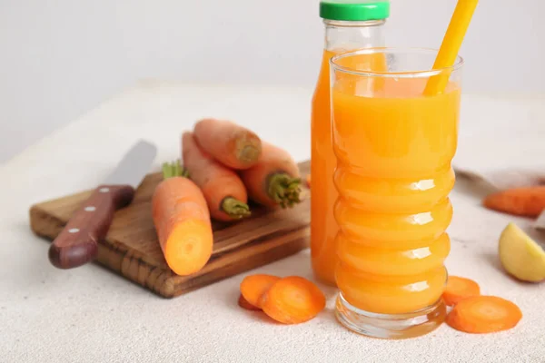 Склянка Пляшка Свіжого Морквяного Соку Яблуком Білому Тлі — стокове фото