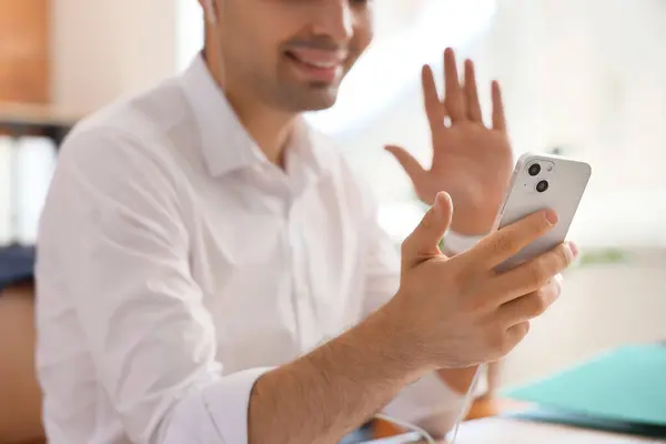 Молодий Чоловік Мобільним Телефоном Відео Балакає Офісі Крупним Планом — стокове фото