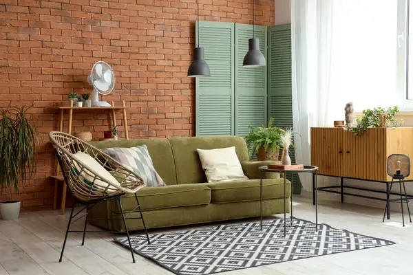 Interieur Des Stilvollen Wohnzimmers Mit Grünem Sofa Sessel Und Elektroventilator — Stockfoto