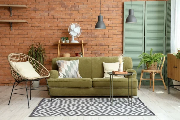 Interieur Des Stilvollen Wohnzimmers Mit Grünem Sofa Sessel Und Elektroventilator — Stockfoto