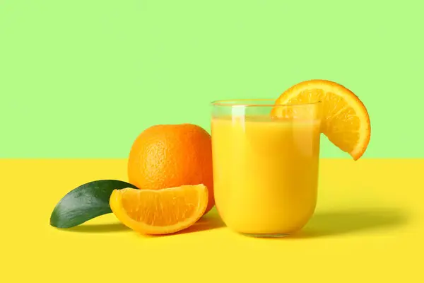 Glas Vers Sinaasappelsap Kleurrijke Achtergrond — Stockfoto