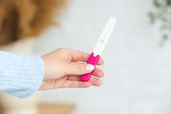 Vrouwelijke Hand Met Positieve Zwangerschapstest Wazige Achtergrond Close — Stockfoto
