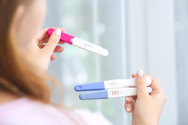 Vrouw Met Verschillende Zwangerschapstests Close — Stockfoto
