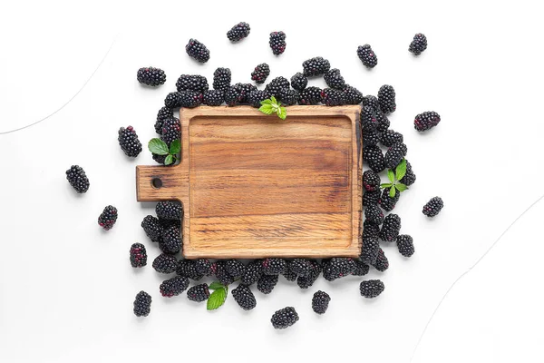 Wooden Board Fresh Blackberries Leaves White Background — Stock Photo, Image