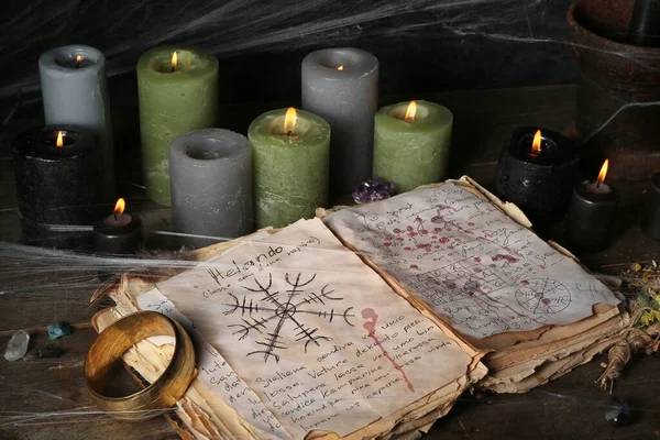 Čarodějčiny Kouzelné Atributy Knihou Kouzel Hořícími Svíčkami Tmavém Dřevěném Stole — Stock fotografie
