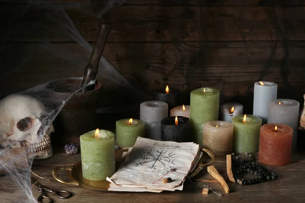 Cadıların Sihirli Özellikleri Koyu Ahşap Masada Yanan Mumlar — Stok fotoğraf
