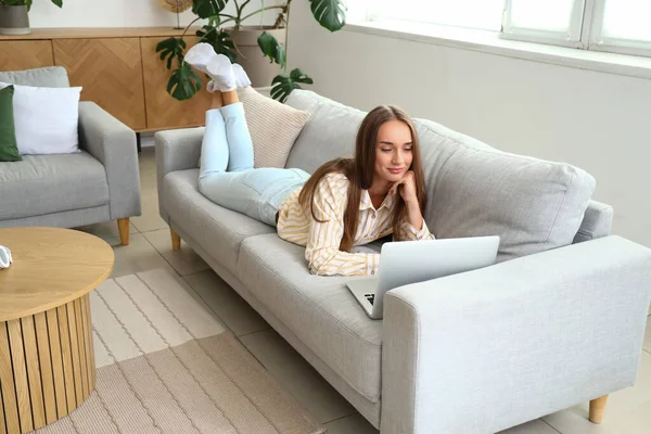 Young Woman Using Laptop Couch Living Room — Stock Photo, Image