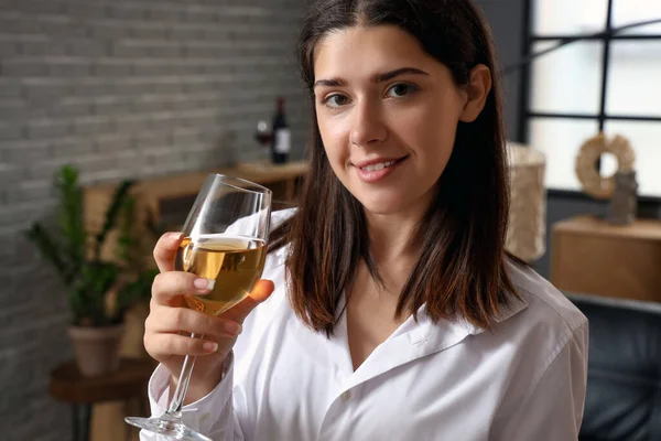 Νεαρή Γυναίκα Ένα Ποτήρι Κρασί Στο Σπίτι Κοντινό Πλάνο — Φωτογραφία Αρχείου