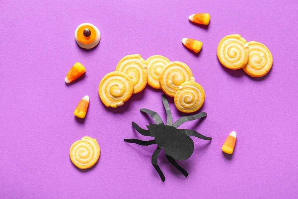 Sabrosas Galletas Halloween Con Caramelos Araña Papel Sobre Fondo Morado —  Fotos de Stock
