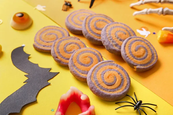 Smaczne Ciasteczka Strasznymi Cukierkami Dekoracje Halloween Tle Koloru — Zdjęcie stockowe