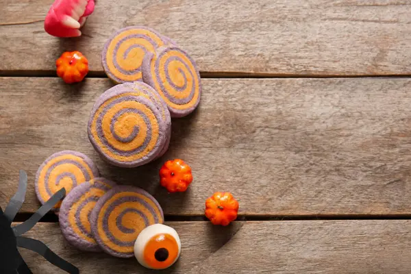 Gustosi Biscotti Con Caramelle Ragno Carta Celebrazione Halloween Sfondo Legno — Foto Stock