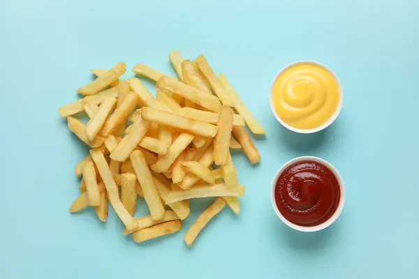 Batatas Fritas Douradas Com Ketchup Molho Queijo Fundo Azul — Fotografia de Stock