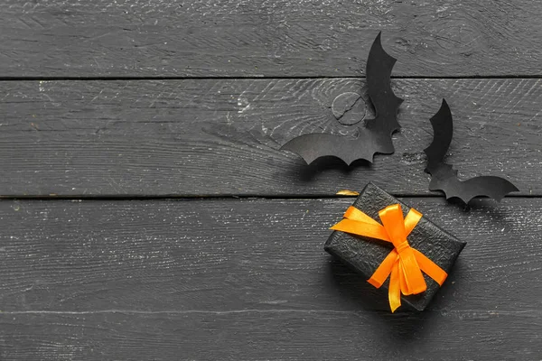 Scatola Regalo Con Pipistrelli Carta Celebrazione Halloween Sfondo Nero Legno — Foto Stock