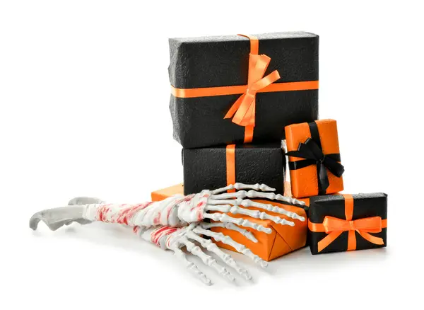 Caixas Presente Com Mãos Esqueleto Para Celebração Halloween Isolado Fundo — Fotografia de Stock