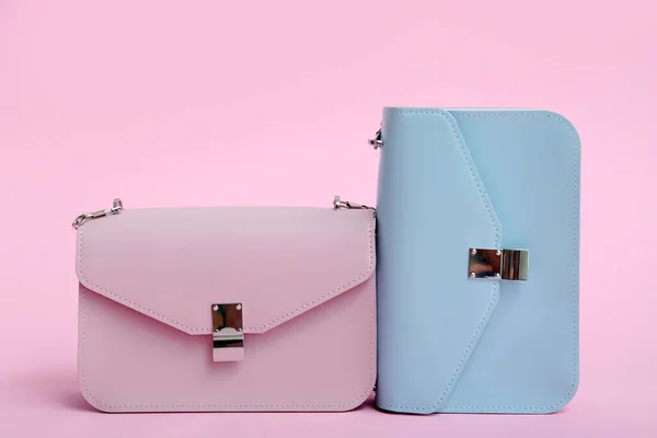 Verschiedene Stilvolle Taschen Auf Rosa Hintergrund — Stockfoto