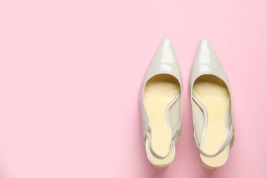 Pembe arka planda şık gri topuklular