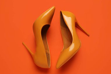 Turuncu arka planda şık sarı topuklular