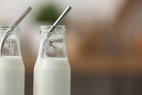 Flaskor Med Färsk Mjölk Köket Närbild — Stockfoto