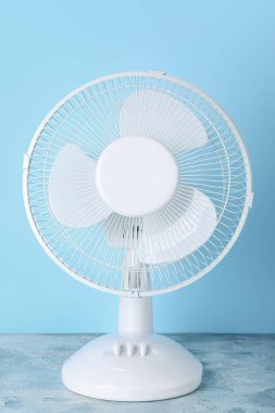 Vantilatör mavi zemin üzerine
