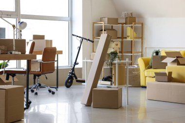 Taşınma gününde karton kutularla birlikte ofis içi
