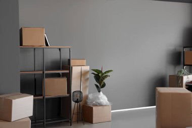 Taşındığı gün karton kutuları olan modern ofis.
