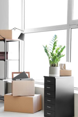 Taşındığı gün karton kutuları olan modern ofis.