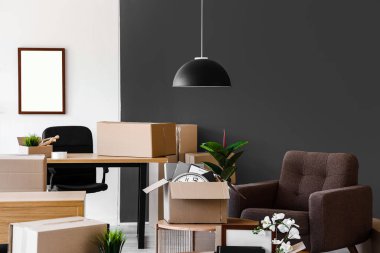 Taşındığı gün içinde karton kutular olan ışık ofisinin içi