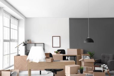 Taşındığı gün içinde karton kutular olan ışık ofisinin içi