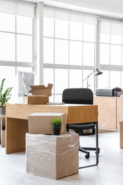 Taşındığı gün içinde karton kutular olan ışık ofisinin içi