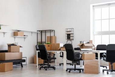 Taşındığı gün içinde karton kutular olan ışık ofisinin içi