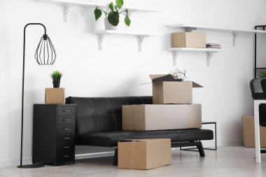 Taşındığı gün içinde karton kutular olan ışık ofisinin içi