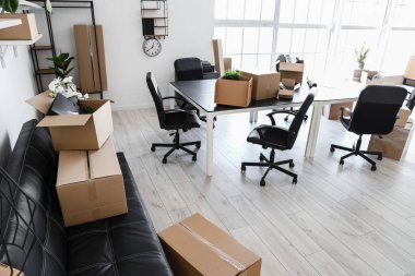 Taşındığı gün içinde karton kutular olan ışık ofisinin içi