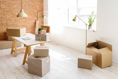 Taşındığı gün karton kutuları olan şık bir ofis.