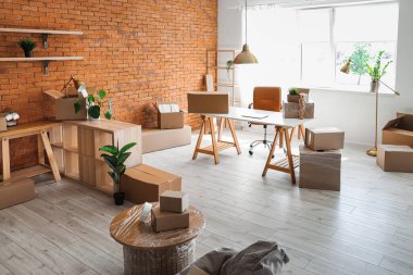Taşındığı gün karton kutuları olan şık bir ofis.
