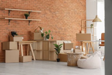Taşındığı gün karton kutuları olan şık bir ofis.