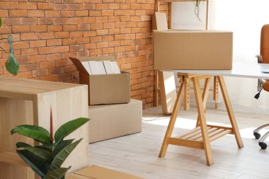 Taşındığı gün karton kutuları olan şık bir ofis.