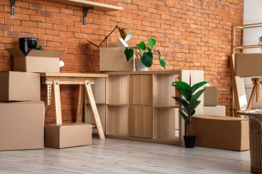 Taşındığı gün karton kutuları olan şık bir ofis.
