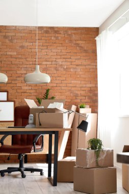 Taşındığı gün karton kutuları olan şık bir ofis.