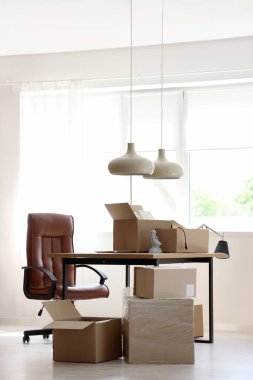 Taşındığı gün karton kutuları olan şık bir ofis.