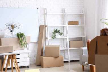 Taşındığı gün ofisinde karton kutular olan raf ünitesi
