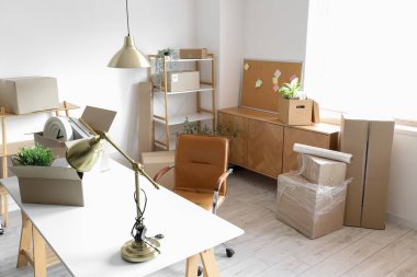 Taşındığı gün ofisinde karton kutular olan modern işyeri