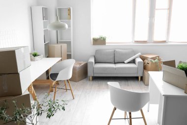 Taşındığı gün ofisinde karton kutular olan modern işyerleri