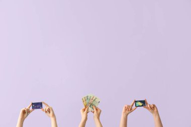 Leylak arka planında kredi kartları ve avro banknotları olan kadınlar